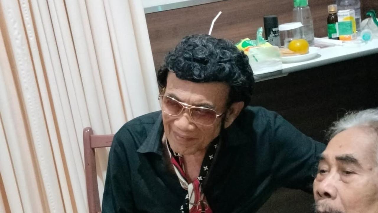 Momen Si Raja Dangdut Jenguk hingga Nasehati Jaja Miharja yang Terbaring di Rumah Sakit