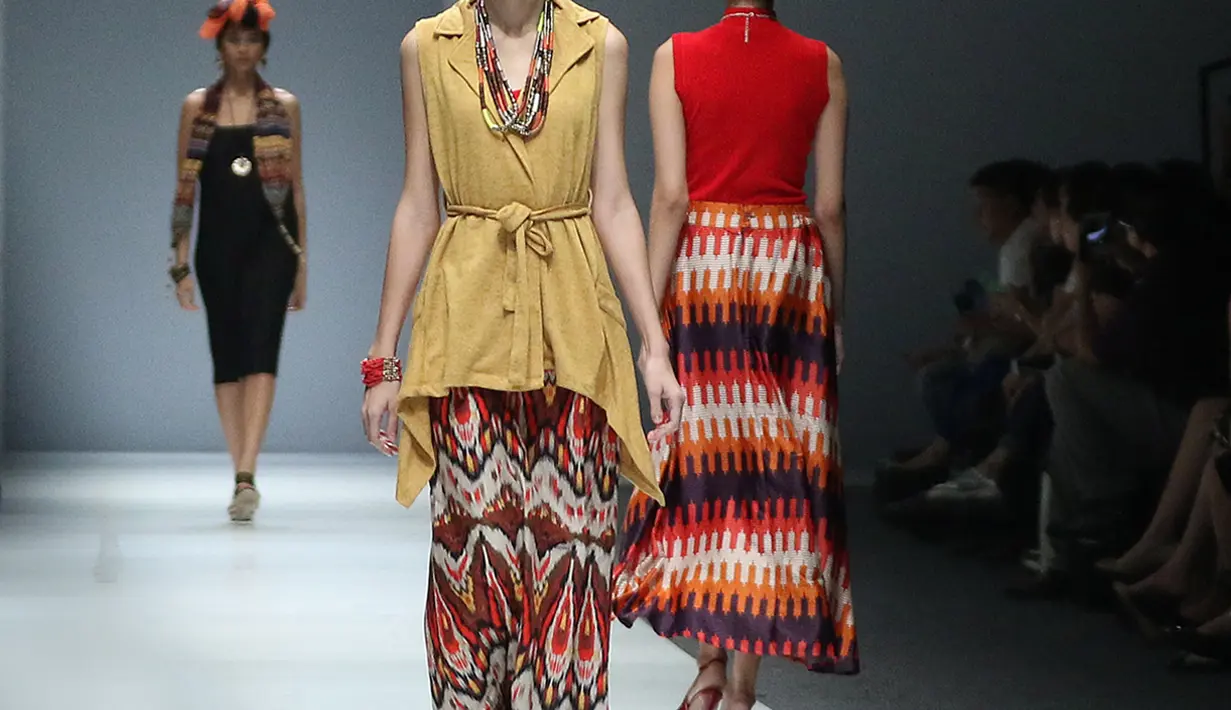 Model membawakan busana rancangan matahari department store di Jakarta Fashion Week (JFW) 2016, Senayan City, Jakarta (27/10). Matahari menawarkan tren terkini untuk kategori pakaian dan mode, produk-produk kecantikan. (Liputan6.com/Herman Zakharia)