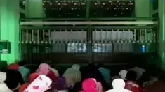 Peziarah menyampaikan doa-doa untuk kebaikan di makam Mbah Puro.