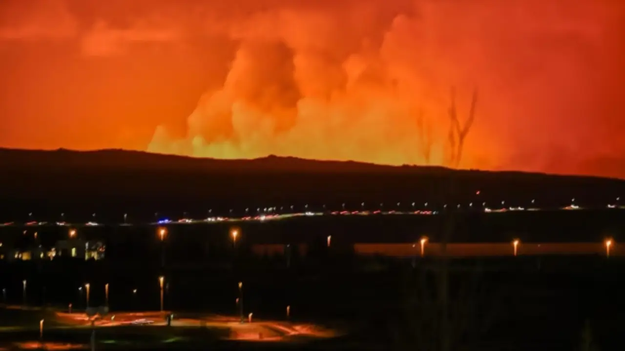 Langit berwarna oranye saat gunung berapi di Islandia meletus, mengeluarkan lava cair dari celah di semenanjung Reykjanes di utara kota Grindavik yang dievakuasi pada 16 Maret 2024. (AFP)