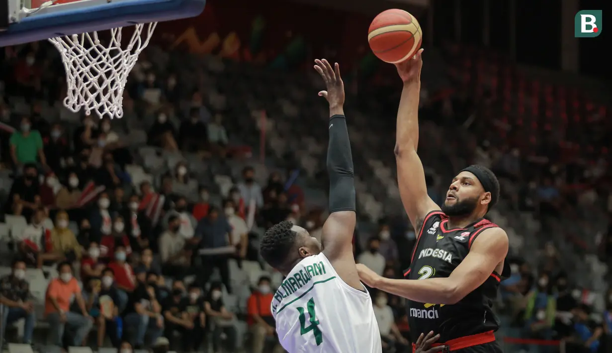 Pebasket Indonesia, Marques Tarell Bolden (kanan) berusaha mencetak poin dihadang oleh pebasket Arab Saudi, Mohammed Almarwani saat matchday pertama Grup A FIBA Asia Cup 2022 antara Timnas Arab Saudi melawan Timnas Indonesia di Istora Senayan, Jakarta, Selasa (12/07/2022). (Bola.com/Bagaskara Lazuardi) (Bola.com/Bagaskara Lazuardi)