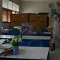 Petugas PMI menyemprotkan cairan disinfektan di Lingkungan SMP Negeri 139 Jakarta, Selasa (9/6/2020). Penyemprotan untuk mencegah penyebaran virus Corona di lingkungan sekolah itu sebagai persiapan memasuki tahun ajaran baru 2020/2021. (merdeka.com/Imam Buhori)