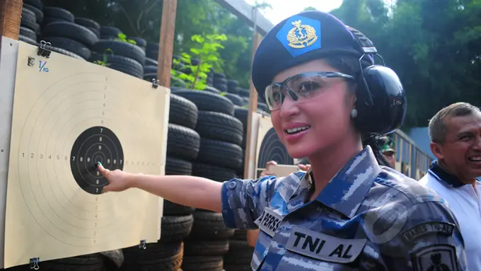 Gaya Dewi Persik Saat Berseragam TNI AL