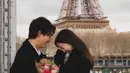 Sementara sang kekasih yang identitasnya masih dirahasikan kenakan dress dengan long coat dan boots. [@thebestphotoparis]