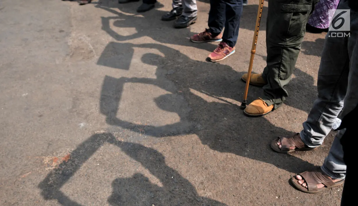 Massa yang tergabung dalam Koalisi Masyarakat Menyelamatkan KPK saat menggelar aksi menolak UU KPK di depan Gedung DPR, Jakarta, Selasa (17/9/2019). Dalam aksinya massa membawa poster bertuliskan kekecewaan terhadap Jokowi dan DPR karena mengesahkan UU KPK. (merdeka.com/Iqbal S. Nugroho)