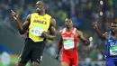 Usain Bolt tertawa usai berada di garis finish pada semifinal lari 200 meter pria di Rio de Janeiro, Brasil (17/8). Usain Bolt meraih medali emas kedua di lari 200 meter pria. (REUTERS/Fabrizio Bensch)