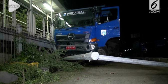 VIDEO: Tabrak Halte Transjakarta, Sopir Truk Nekat Kabur