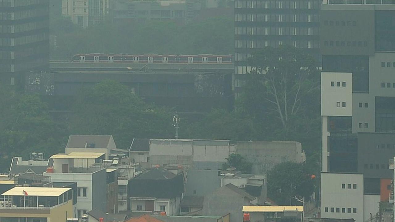 Sementara berdasarkan silika.jakarta.go.id pada Minggu (1/10/2023), kualitas udara Jakarta secara<br>keseluruhan disebutkan tidak sehat dengan angka PM2,5 sebesar 127 atau berada pada rentang 101-19.<br>