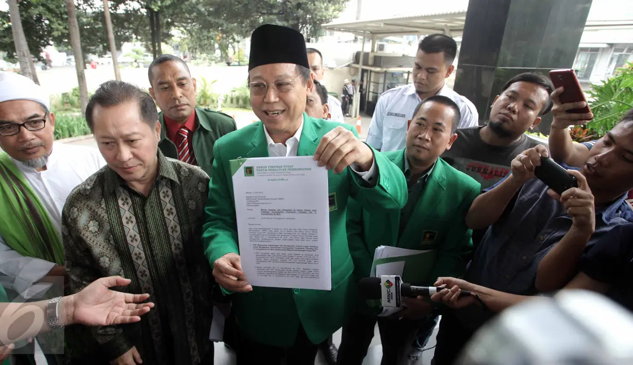 Ketua Umum PPP hasil Muktamar Jakarta, Djan Faridz memperlihatkan surat permohonan penangguhan penahanan Suryadharma Ali, Jakarta, Senin (15/6/2015). Djan menjamin SDA tidak akan kabur dan menghilangkan barang bukti. (Liputan6.com/Helmi Afandi)
