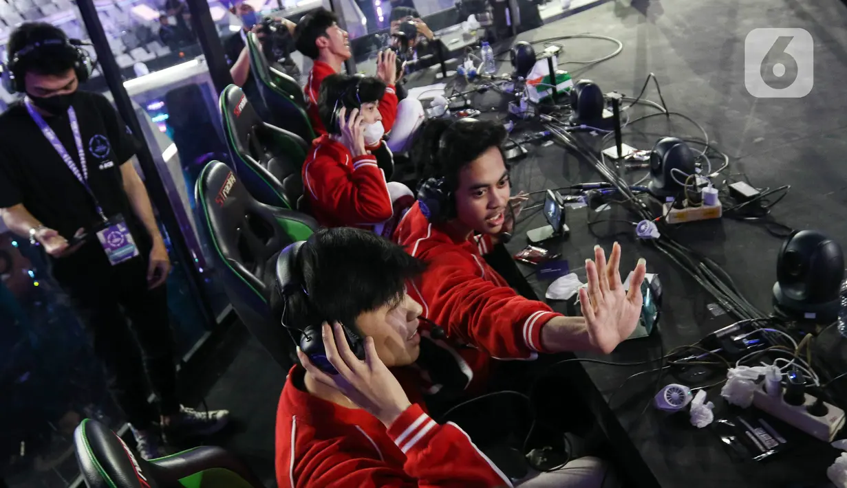 Tim Esports Bigetron Alpha bertanding melawan Ion Beta pada babak final cabang game Mobile Legends Piala Presiden Esports 2022 di Istora Senayan, Jakarta, Minggu (13/11/2022). Bigetron Alpha berhasil menjadi juara satu usai mengalahkan Ion Beta dengan skor 3-0. (Liputan6.com/Herman Zakharia)