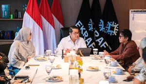 Menteri Ekonomi Kreatif, Teuku Riefky Harsya, menerima audiensi dari Yayasan Rawindra Kata Hara di Kantor Kementerian Ekraf, Rabu (12/11/2025) (dok. Biro Komunikasi Publik Kemenekraf)