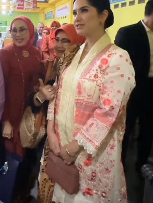 Di outfitnya kali ini, Annisa Pohan memadukannya dengan tas mini berwarna cokelat. [Foto: Instagram/annisayudhoyono]