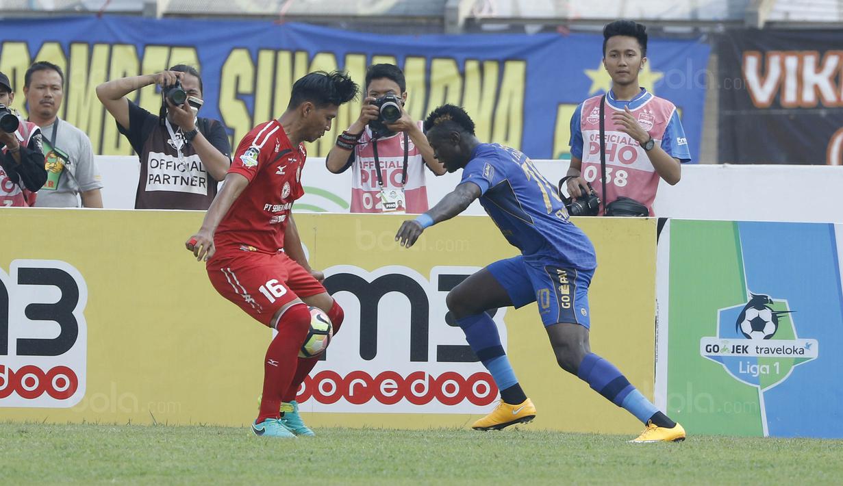 Striker Persib, Ezechiel N'Douassel, berusaha melewati pemain Semen Padang pada laga Liga 1 Indonesia di Stadion Si Jalak Harupat, Bandung, Sabtu, (9/9/2017). Persib ditahan imbang 2-2 oleh Semen Padang. (Bola.com/M Iqbal Ichsan)