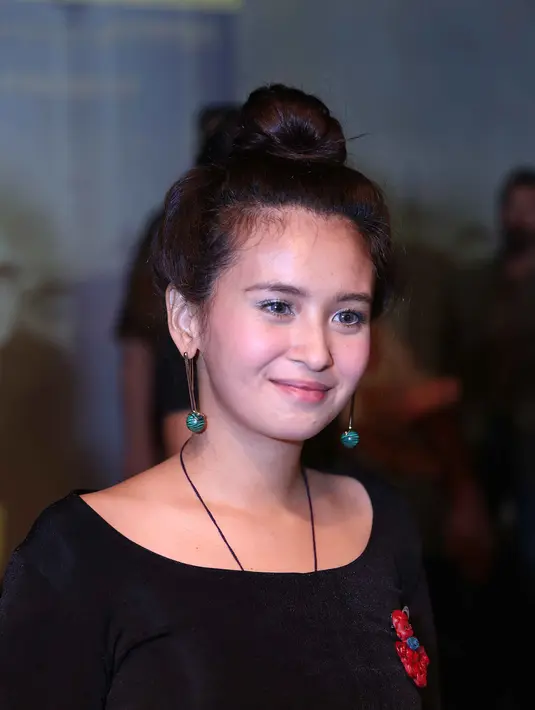 Ayushita Nugraha atau lebih dikenal Ayushita menjalani casting terakhir. Dan memerankan beberapa scene. Termasuk mengenakan kain seperti gadis jaman dulu dan berbahasa Jawa halus. (Nurwahyunan/Bintang.com)