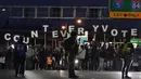 Para pengunjuk rasa memegang surat yang berbunyi "Hitung Setiap Suara" saat mereka melewati jembatan penyeberangan setelah pemilihan presiden di Portland, Oregon, Amerika Serikat, Rabu (4/11/2020). (AP Photo/ Marcio Jose Sanchez)