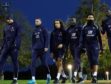 Pemain tim nasional Prancis WIlliam Saliba, Adrien Rabiot, Matteo Guendouzi, Dayot Upamecano, Warren Zaire Emery dan Randal Kolo Muani (kiri ke kanan) tiba untuk mengikuti sesi latihan di Clairefontaine-en-Yvelines pada 11 November 2024. (FRANCK FIFE/AFP)