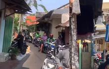 Pemotor Terjebak Macet di Gang Sempit Gara-Gara Warga Betulin Atap Rumah, Tak Ada yang Berani Klakson karena Cuma Numpang Lewat