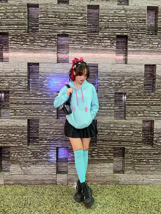 Jika melihat penampilan Fuji, ia nampak meniru gaya Vanellope von Schweetz dengan sangat baik. Begitu juga kaus kaki panjang dan sepatu yang dikenakan. [Foto: Instagram/fuji_an]