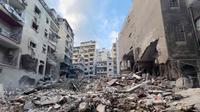 Kementerian Kesehatan Lebanon menyampaikan serangan udara Israel menghantam pusat Kota Beirut pada hari Kamis (10/10/2024) yang menyebabkan dua lingkungan, yakni Ras al-Nabaa dan daerah Burj Abi Haidar terbakar. (AP Photo/Hussein Malla)
