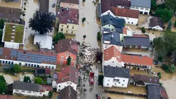 Tumpukan puing - puing bangunan penuhi jalanan di desa Bavarian, Munich , Jerman , 2 Juni 2016. Hujan yang diperkirakan akan terus berlanjut ini membuat misi penyelamatan terhambat.  (REUTERS / Michaela Rehle)