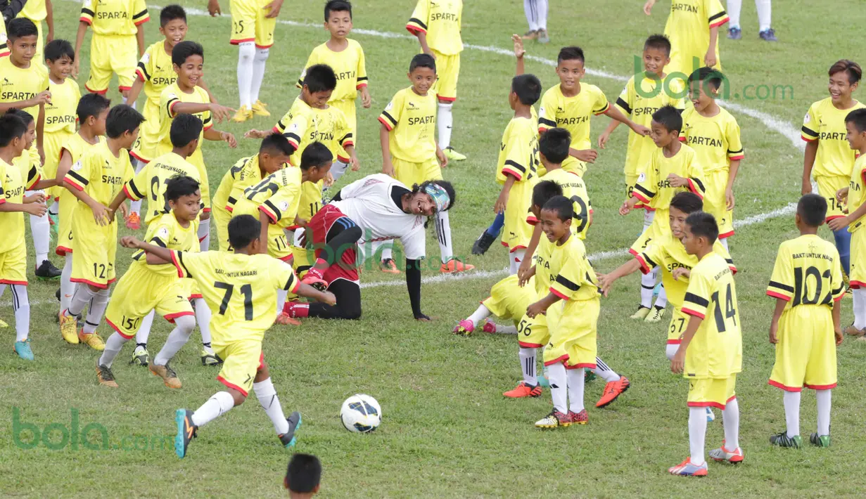 Rocky Putiray terjatuh usai dikerubutin ratusan anak-anak SSB kota Padang pada ajang Irman Gusman Cup 2016, di Stadion Haji Agus Salim, Minggu (13/3/2016). (Bola.com/Nicklas Hanoatubun).