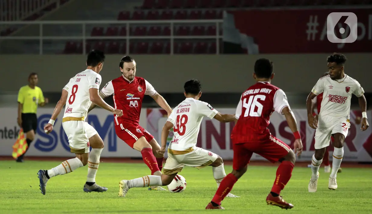 Pemain Persija Jakarta, Marc Klook (dua kiri) mengontrol bola dibayangi sejumlah pemain PSM Makassar dalam pertandingan semifinal leg kedua Piala Menpora 2021 di Stadion Manahan, Solo, Minggu (18/4/2021). (Bola.com/Ikhwan Yanuar)