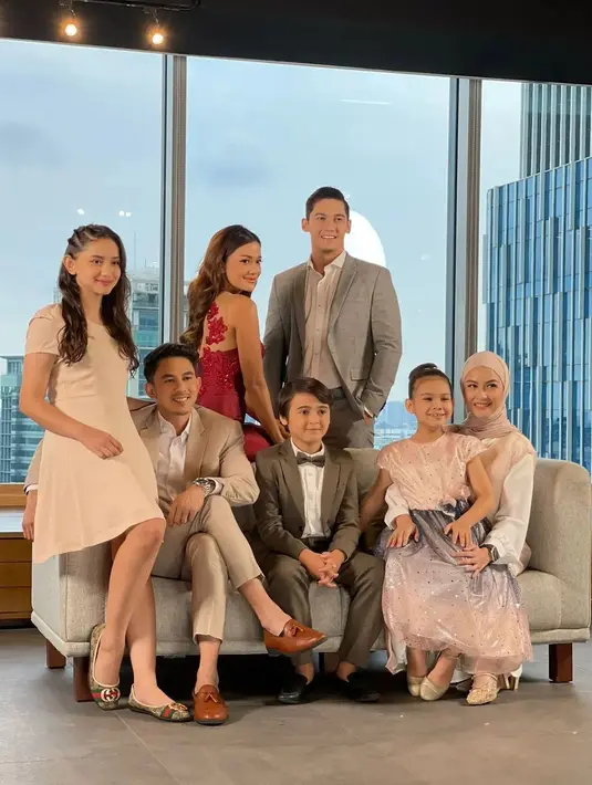 Sudah lama menyelam di dunia seni peran, akting Revalina S Temat dan Fandy Christian pastinya sukses memikat hati penonton. Baru pertama kali disatukan dalam satu judul sinetron sebagai penasaran, netizen tak sabar menyaksikan akting dua bintang ternama Tanah Air ini. Fandy dan Revalina kembali main sinetron setelah lama vakum menjadi daya tarik tersendiri untuk sinetron Jangan Bercerai Bunda ini. (Liputan6.com/IG/@horas_p_s)
