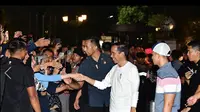 Presiden Jokowi menikmati akhir pekan dengan menyapa warga yang berlibur di kawasan Malioboro, Yogyakarta. (Foto: Sekretariat Biro Pers)