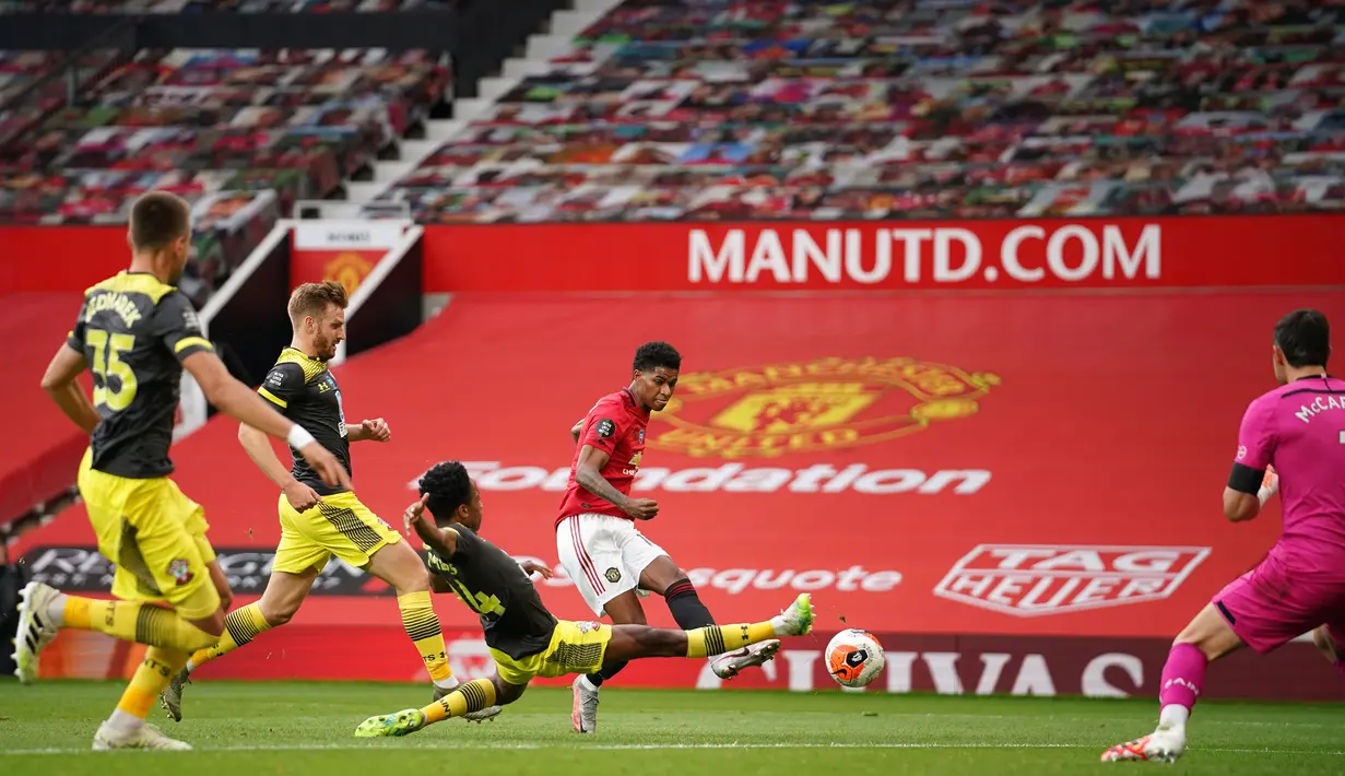Striker Manchester United, Marcus Rashford, melepaskan tendangan ke gawang Southampton pada laga lanjutan Premier League pekan ke-35 di Stadion Old Trafford, Selasa (14/7/2020) dini hari WIB. Manchester United bermain imbang 2-2 atas Southampton. (AFP/Dave Thompson/pool)