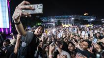 Vokalis Sheila on 7, Akhdiyat Duta Modjo melakukan swafoto bersama para penonton Kapanlagi Buka Bareng (KLBB) 2026 yang berlangsung di Stadion Madya, Senayan, Jakarta, Minggu (01/03/2026). (Bola.com/Bagaskara Lazuardi)