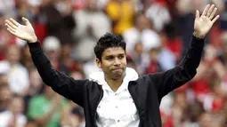 Eduardo of Arsenal acknowledges the crowd after a long period out due to an injury during the Emirates Cup competition match against Real Madrid at Emirates stadium, on August 3, 2008. AFP PHOTO/IAN KINGTON 