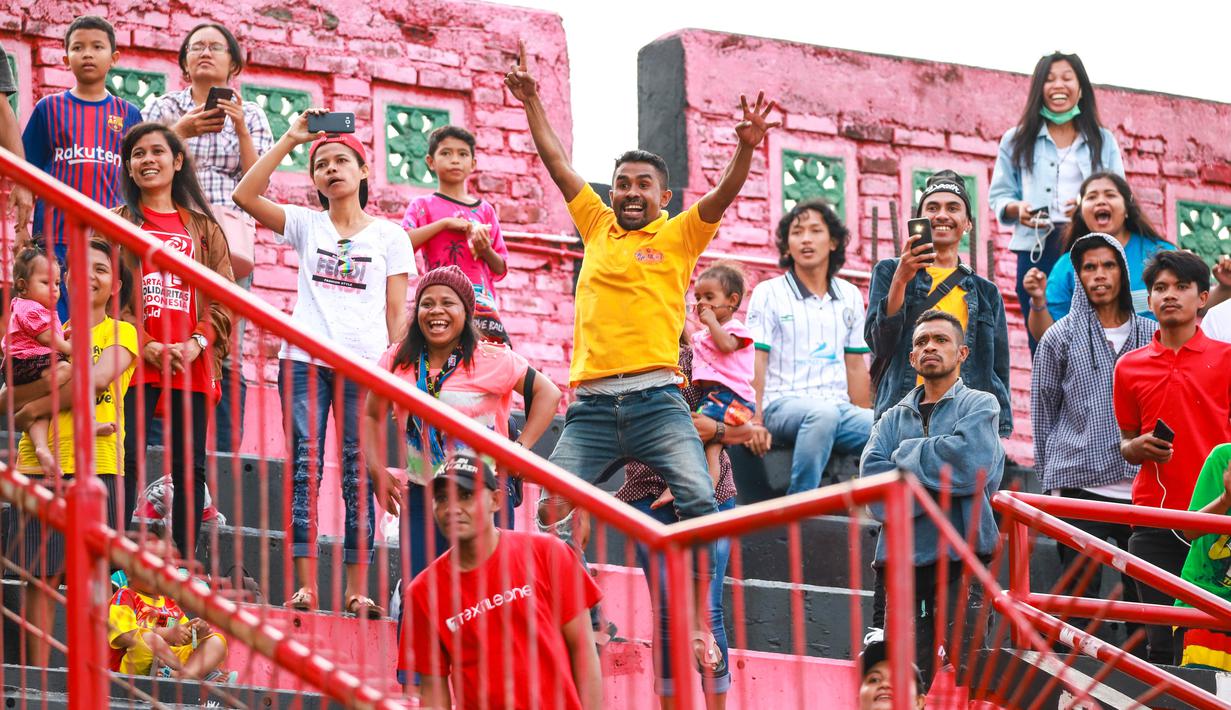 Suasana penonton saat menyaksikan pertandingan antara Jambe FC saat melawan Kupang FC pada laga Liga AYO Bali 2019, di Stadion I Wayan Dipta, Gianyar, Bali, Minggu (30/6). Jambe FC menang 3-2 atas Kupang FC. (Dokumentasi Official)