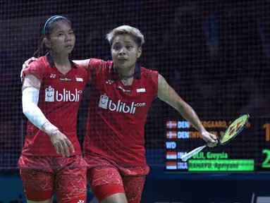 Ganda putri Indonesia, Greysia Polii/Apriyani Rahayu usai melawan Maiken Fruergaard/Sara Thygesen (Denmark) pada babak pertama Indonesia Open 2018 di Istora GBK Jakarta, Selasa (3/7). Greysia/Apriyani unggul 21-14, 21-13. (Liputan6.com/Helmi Fithriansyah)