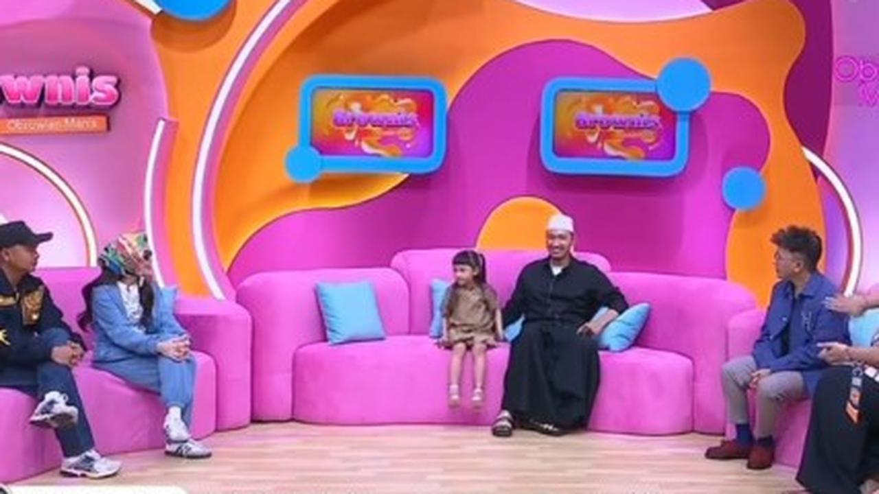 Ikut Tren Korea Kenakan Syal di Kepala, Ayu Ting Ting Kena Protes Anak Kartika Putri: Pakai Kerudungnya yang Bener Dong