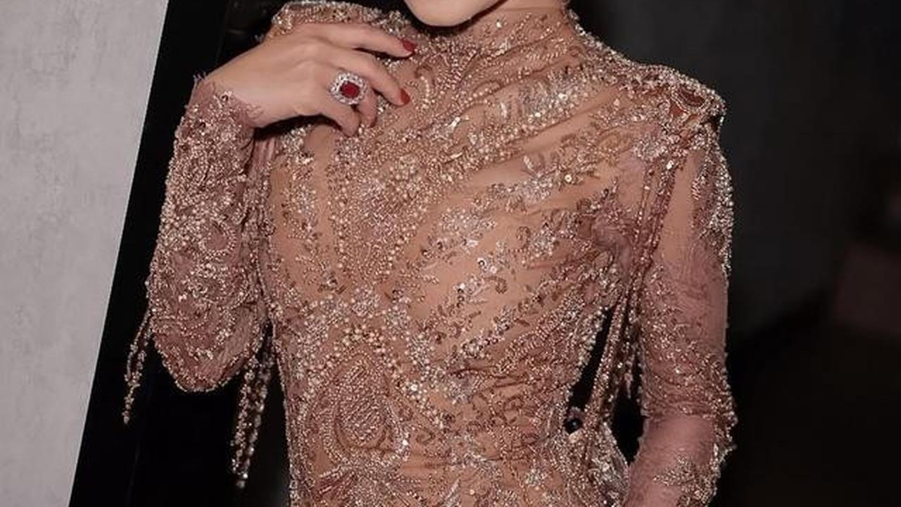 Potret Yuni Shara Pakai Dress Payet saat Manggung di Tegal, Cantik dan Menawan