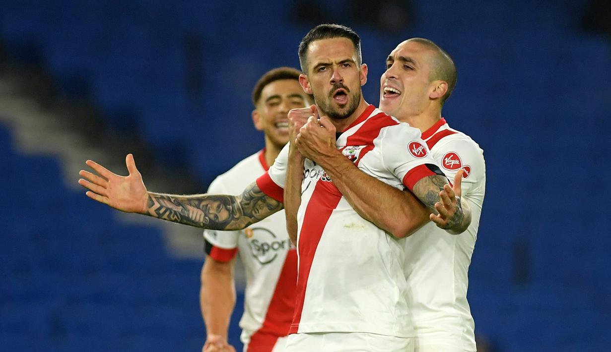 Striker Southampton, Danny Ings, merayakan gol yang dicetaknya ke gawang Brighton pada laga lanjutan Liga Inggris di Falmer Stadium, Selasa (8/12/2020) dini hari WIB. Southampton menang 2-1 atas Brighton. (AFP/Mike Hewitt/pool)