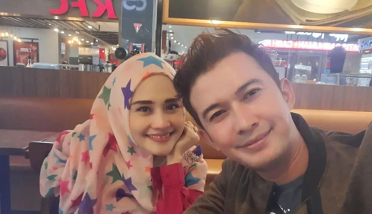 Sekedar informasi, Mandala Shoji menikah dengan Maridha Danova Safriana tahun 2011 silam. Dari pernikahannya, pasangan ini telah dikaruniai empat orang anak. Melalui akun instagramnya, pasangan yang jauh dari gosip ini juga terlihat harmonis dan mesra. [Instagram/mandalaabadishoji]