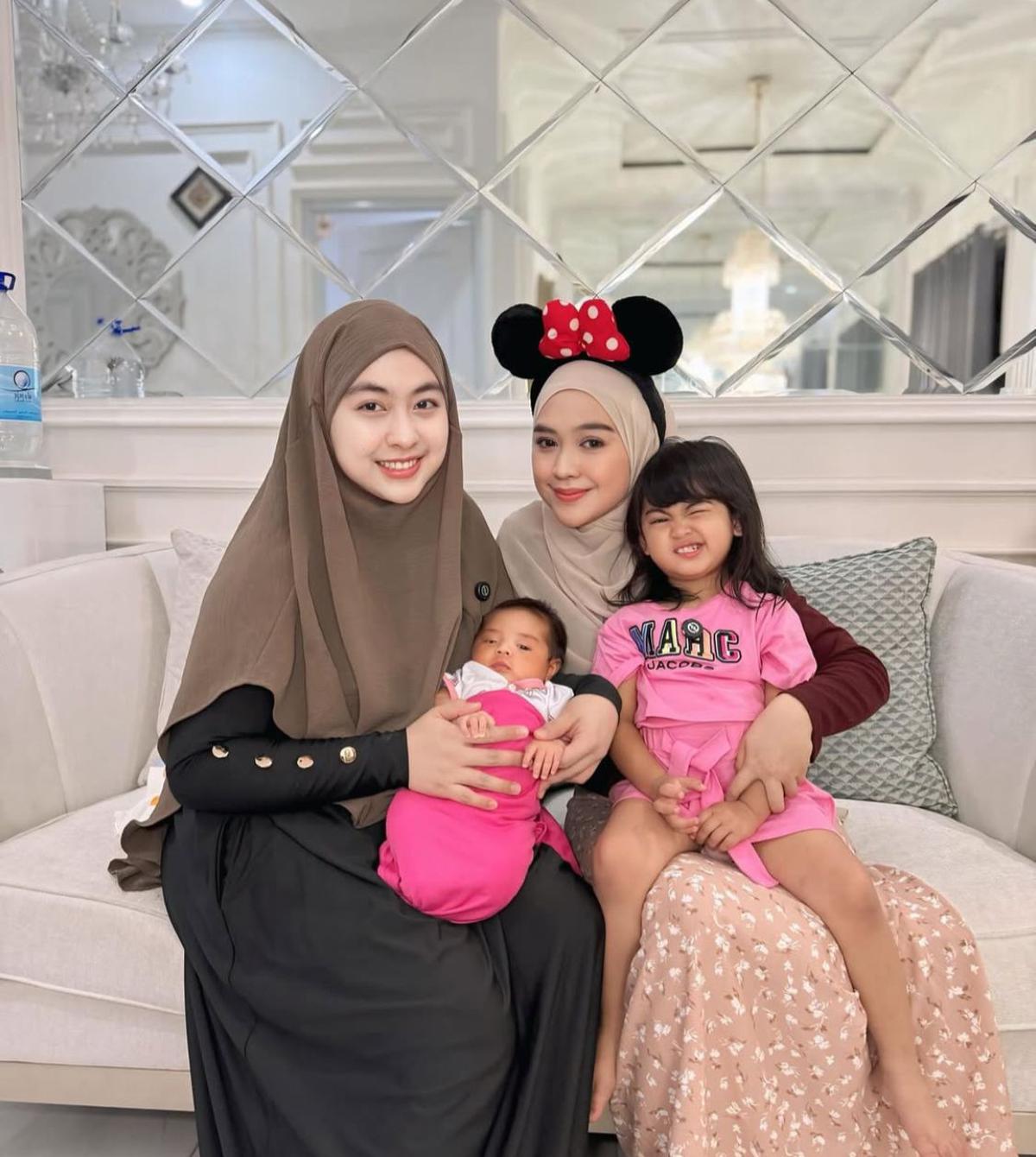 7 Potret Ria Ricis dan Moana, Momen Hangat Menjenguk Baby Yasmin Anak Shindy Putri