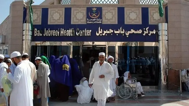 Tim medis di klinik kesehatan sementara yang berlokasi di Masjid Nabawi (SPA.Gov)