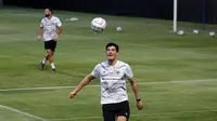 Pemain Timnas Indonesia, Elkan Baggott saat menjalani sesi latihan di Lapangan A Gelora Bung Karno (GBK), Senayan, Jakarta Pusat, Kamis (15/6/2023) sore WIB. Latihan dilakukan sebagai persiapan menghadapi Timnas Argentina pada laga persahabatan FIFA Matchday, 19 Juni 2023 di Stadion Utama Gelora Bung Karno. (Bola.com/Bagaskara Lazuardi)