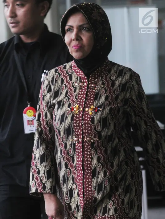Wakil Ketua Umum Partai Demokrat, Nurhayati Ali Assegaf berjalan keluar seusai menjalani pemeriksaan di gedung KPK, Jakarta, Selasa (26/6). Nurhayati diperiksa sebagai saksi  dalam kasus korupsi proyek e-KTP. (Merdeka.com/Dwi Narwoko)