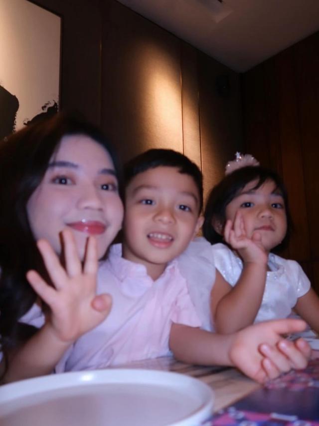 6 Potret Kompak Dua Putri Haldy Sabri dengan Anak Irish Bella, Main Bareng