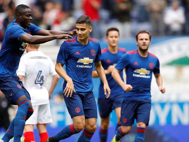 Jose Mourinho mengawali kiprahnya sebagai manajer Manchester United dengan hasil positif. Menghadapi Wigan Athletic dalam laga persahabatan, The Red Devils menang dua gol tanpa balas. (Action Images via Reuters/Lee Smith)