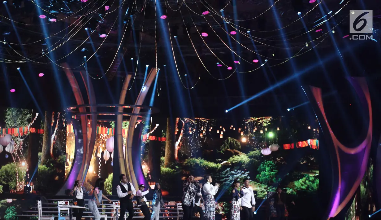 Penampilan Grup Vokal GAC saat berkolaborasi dengan penyanyi Jazz pada malam puncak HUT ke 27 SCTV di Hall D, Jiexpo Kemayoran, Jakarta, Kamis (24/8). Sejumlah artis ternama turut meramaikan malam spesial ini. (Liputan6.com/Herman Zakharia)