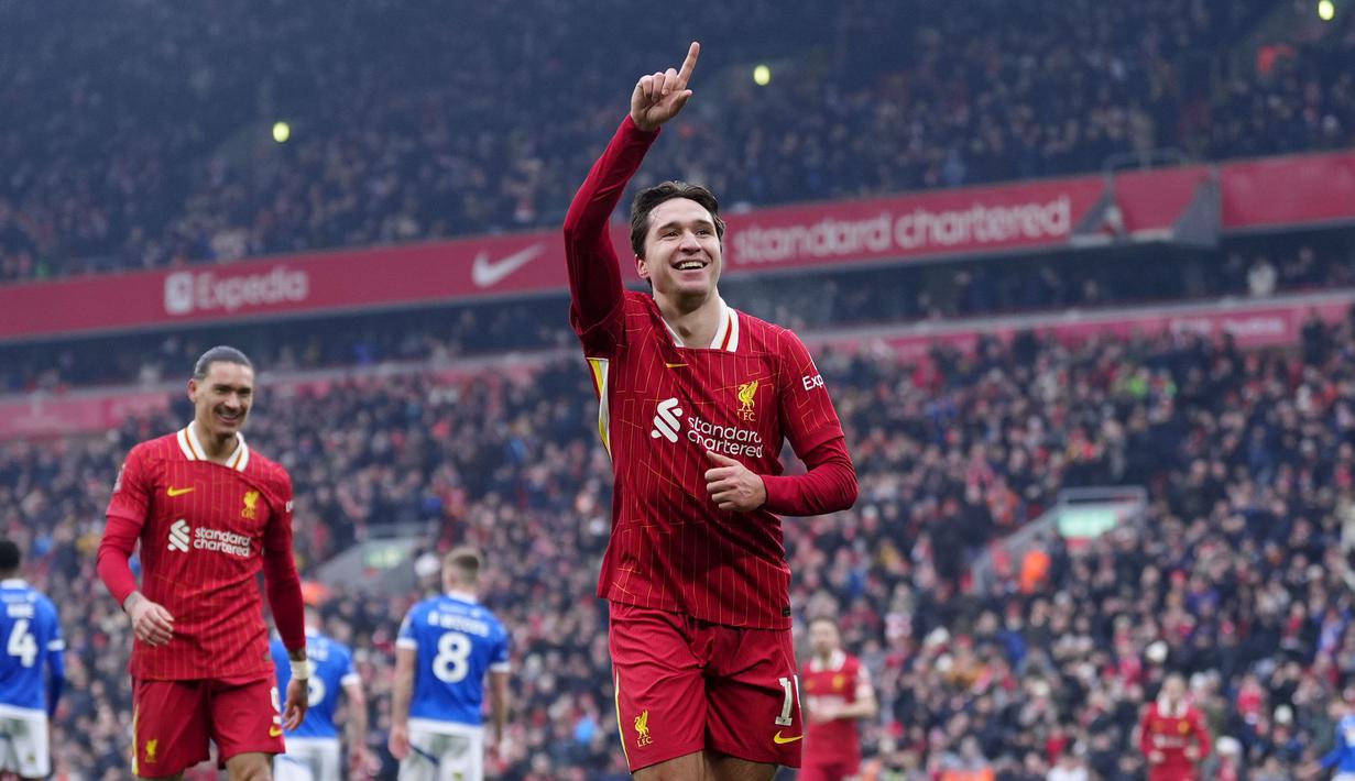 Pemain Liverpool, Federico Chiesa melakukan selebrasi setelah mencetak gol ke gawang Accrington Stanley pada laga lanjutan Piala FA 2024/2025 yang berlangsung di Anfield, Liverpool, Inggris, Sabtu (11/01/2025). (AP Photo/PA/Peter Byrne)