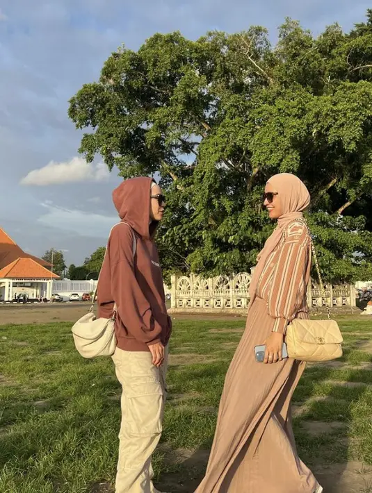 Ia buktikan komitmennya dengan tas no brand yang tak ernah gagal semepurnakan gayanya.   [Foto: Instagram/ Zaskia Adya Mecca]