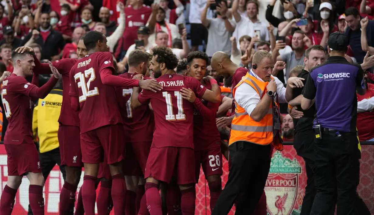 Pemain Liverpool gol ketiga timnya yang dicetak oleh Darwin Nunez saat laga Community Shield 2022/2023 melawan Manchester City di King Power Stadium, Sabtu (30/07/2022).