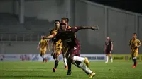 Duel Mitra Kukar vs PSM (Guy Junior) di Stadion Aji Imbut, Tenggarong, Minggu (7/10/2018). (Bola.com/Abdi Satria)