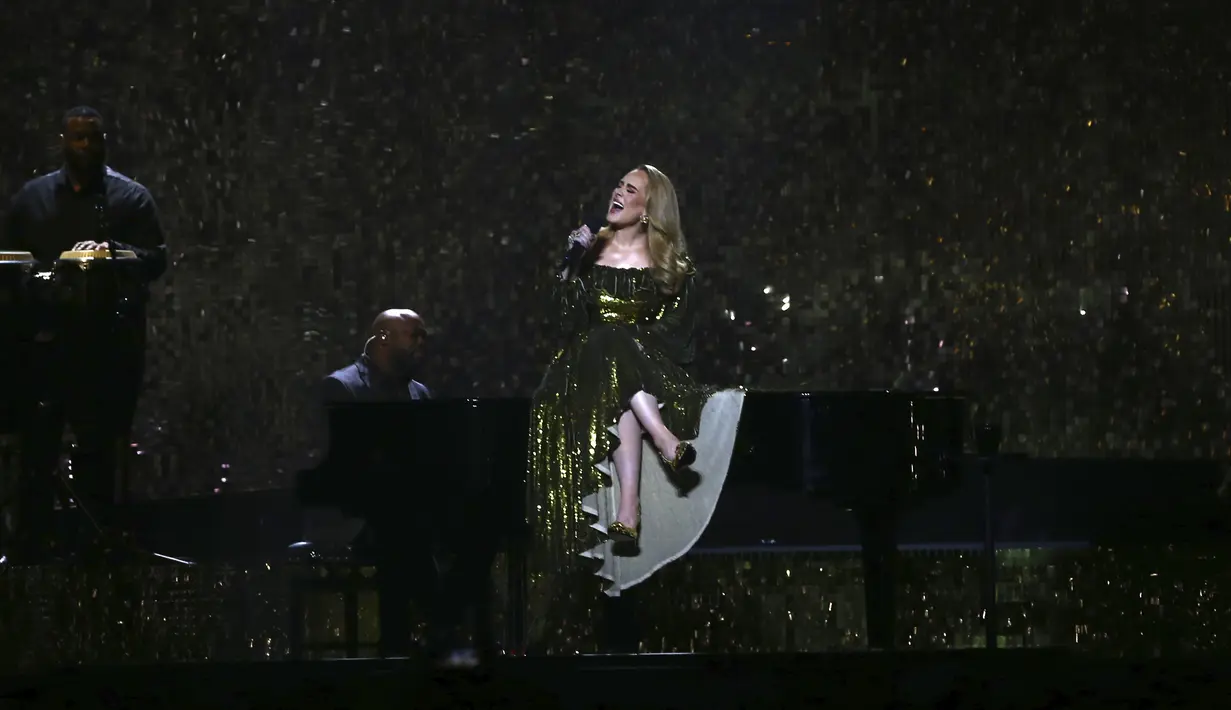 Adele tampil di panggung BRIT Awards 2022, London, Inggris, 8 Februari 2022. Adele meraih penghargaan Album of the Year, Artist of the Year, dan Song of the Year pada BRIT Awards 2022. (Photo by Joel C Ryan/Invision/AP)