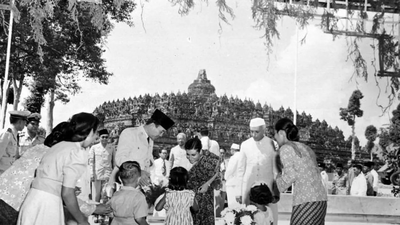 Presiden Sukarno dan PM India Jawaharlal Nehru di Borobudur 